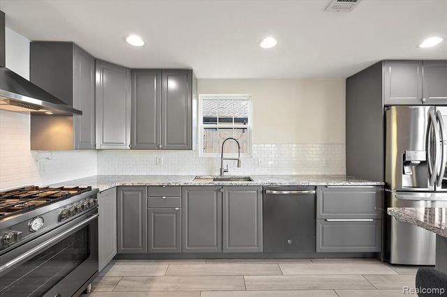 9492 Roundlake Boulevard, White Lake, MI 48386