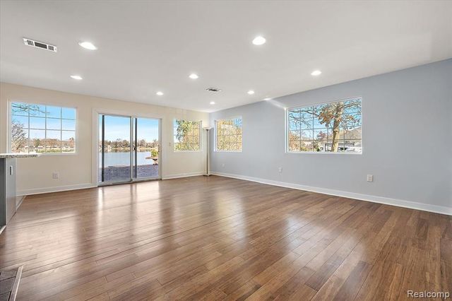 9492 Roundlake Boulevard, White Lake, MI 48386