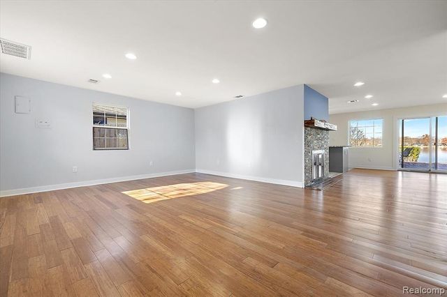 9492 Roundlake Boulevard, White Lake, MI 48386