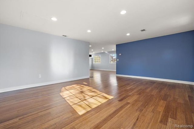 9492 Roundlake Boulevard, White Lake, MI 48386