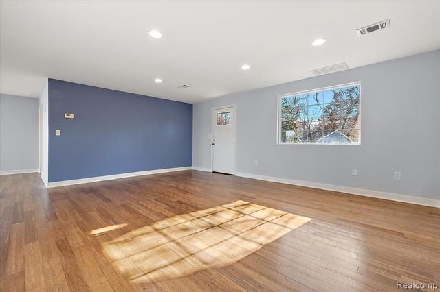 9492 Roundlake Boulevard, White Lake, MI 48386