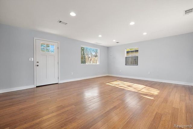 9492 Roundlake Boulevard, White Lake, MI 48386