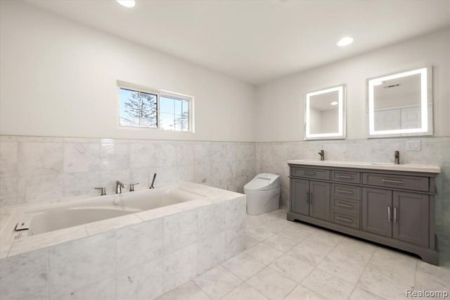 9492 Roundlake Boulevard, White Lake, MI 48386