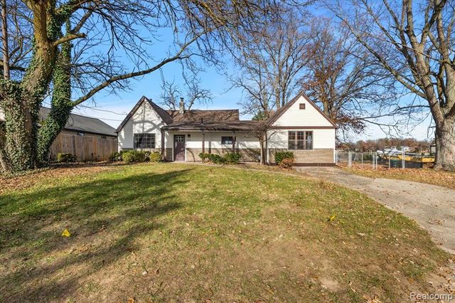 9492 Roundlake Boulevard, White Lake, MI 48386