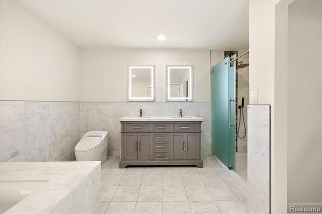 9492 Roundlake Boulevard, White Lake, MI 48386