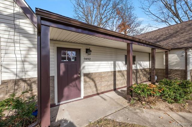 9492 Roundlake Boulevard, White Lake, MI 48386
