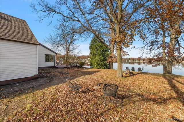 9492 Roundlake Boulevard, White Lake, MI 48386