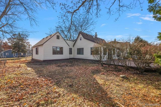 9492 Roundlake Boulevard, White Lake, MI 48386