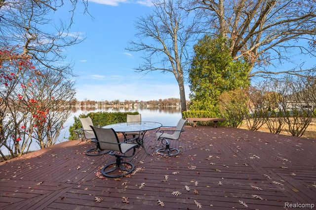 9492 Roundlake Boulevard, White Lake, MI 48386