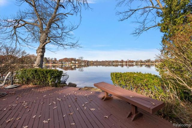 9492 Roundlake Boulevard, White Lake, MI 48386