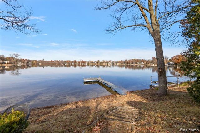 9492 Roundlake Boulevard, White Lake, MI 48386