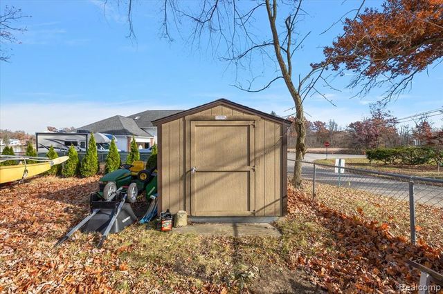 9492 Roundlake Boulevard, White Lake, MI 48386