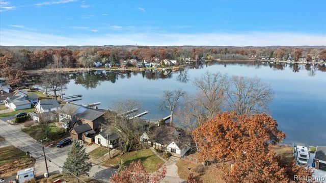 9492 Roundlake Boulevard, White Lake, MI 48386