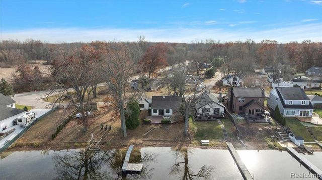 9492 Roundlake Boulevard, White Lake, MI 48386