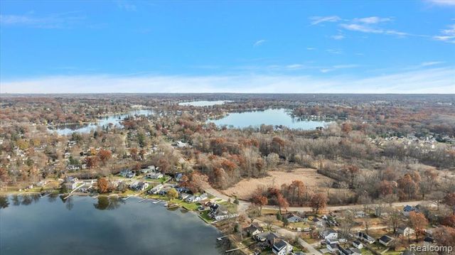 9492 Roundlake Boulevard, White Lake, MI 48386