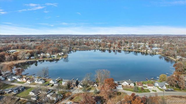 9492 Roundlake Boulevard, White Lake, MI 48386