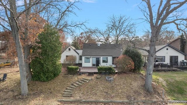 9492 Roundlake Boulevard, White Lake, MI 48386