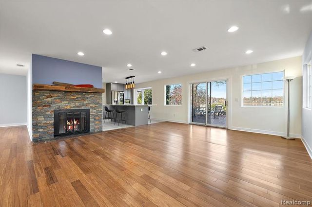 9492 Roundlake Boulevard, White Lake, MI 48386