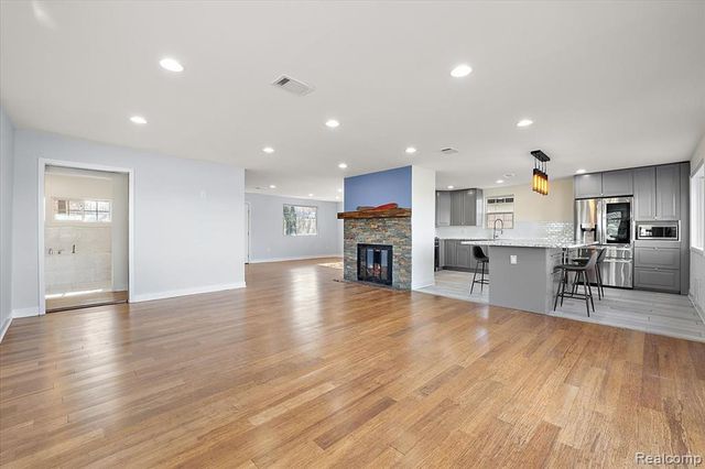 9492 Roundlake Boulevard, White Lake, MI 48386