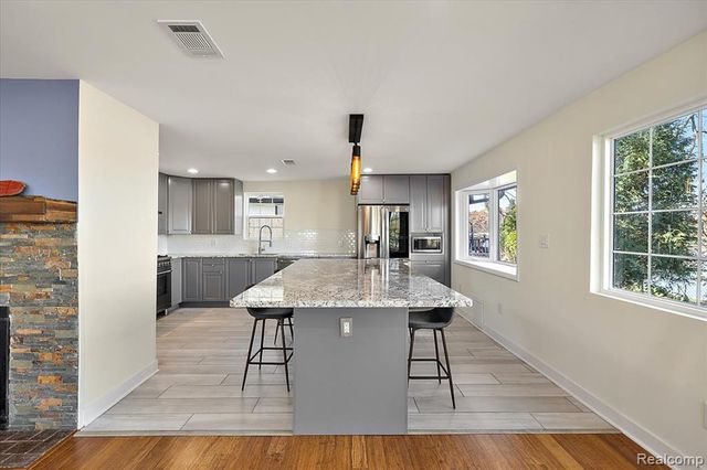 9492 Roundlake Boulevard, White Lake, MI 48386