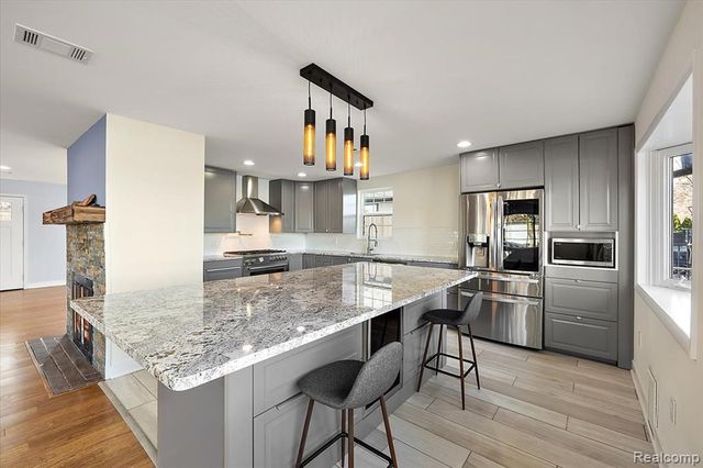 9492 Roundlake Boulevard, White Lake, MI 48386