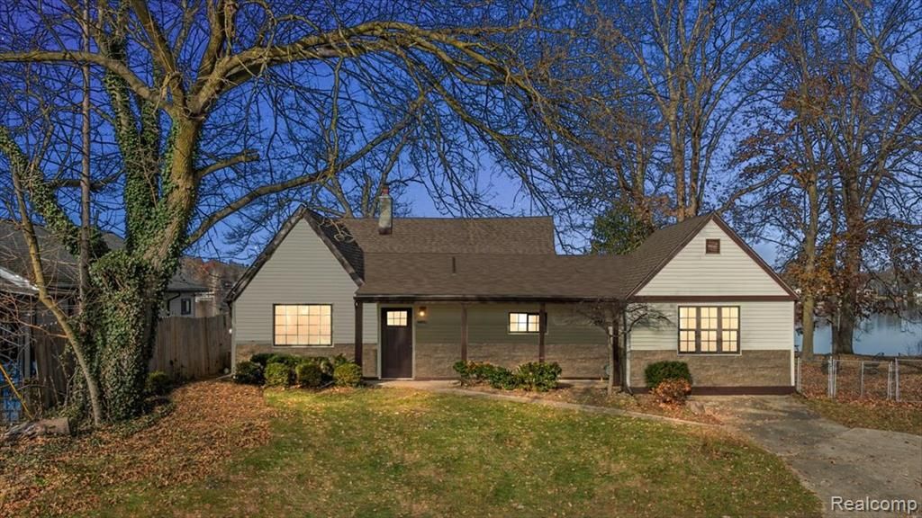 9492 Roundlake Boulevard, White Lake, MI 48386