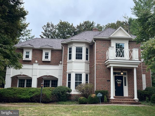 1 TOWN GATE CT, Bethesda, MD 20817