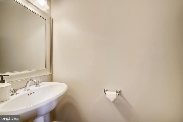 1 TOWN GATE CT, Bethesda, MD 20817