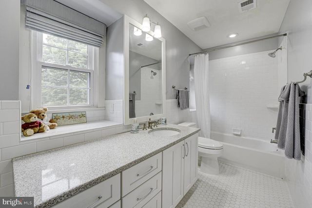 1 TOWN GATE CT, Bethesda, MD 20817