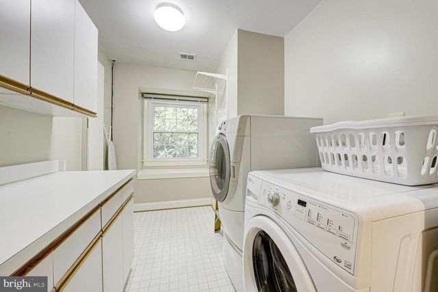 1 TOWN GATE CT, Bethesda, MD 20817