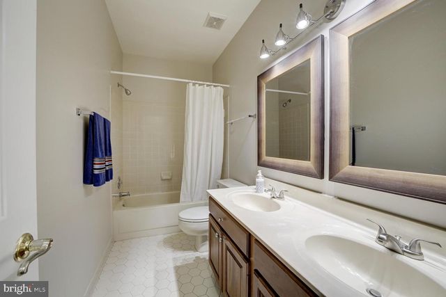 1 TOWN GATE CT, Bethesda, MD 20817