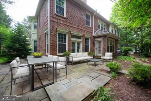 1 TOWN GATE CT, Bethesda, MD 20817