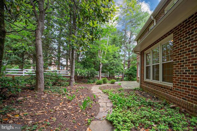 1 TOWN GATE CT, Bethesda, MD 20817