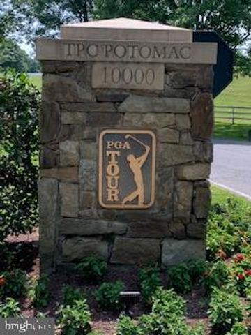 1 TOWN GATE CT, Bethesda, MD 20817