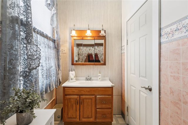 1203 Eastbrook St, New Castle, PA 16101