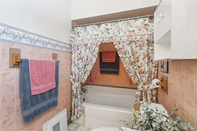 1203 Eastbrook St, New Castle, PA 16101