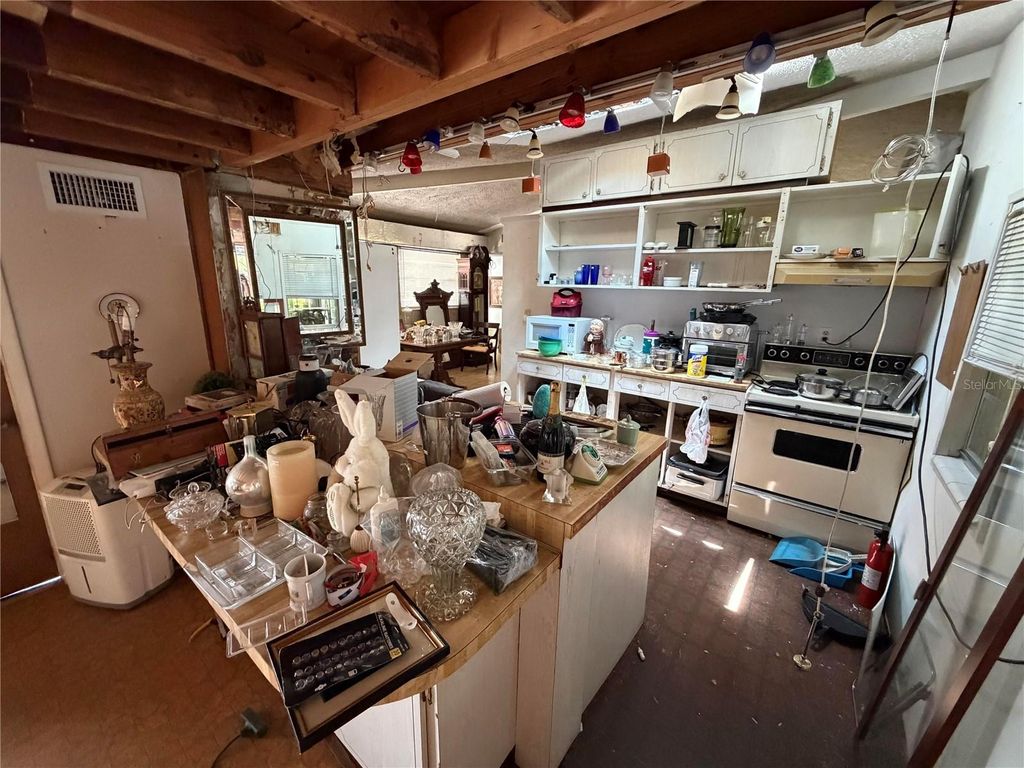Image 7 of property listing at 6710 MANGO AVENUE S, St Petersburg, FL 33707
