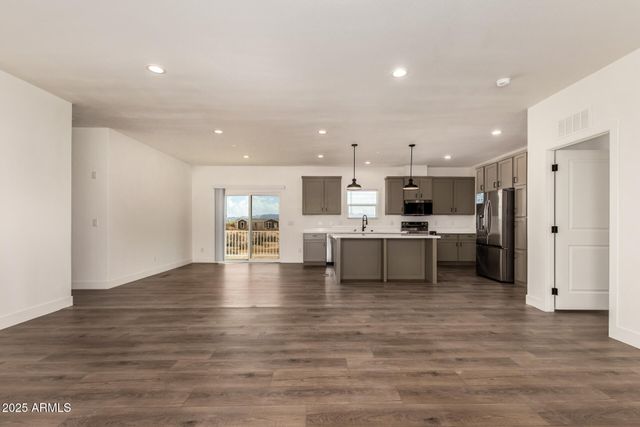 23069 W MILTON Drive, Wittmann, AZ 85361