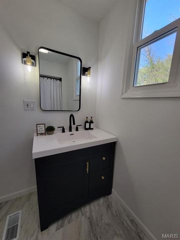 1021 E Main Street, Staunton, IL 62088