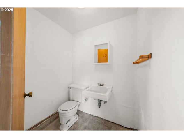 3018 W FILBERT Ave, Roseburg, OR 97471