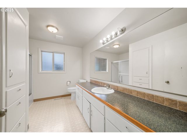 3018 W FILBERT Ave, Roseburg, OR 97471