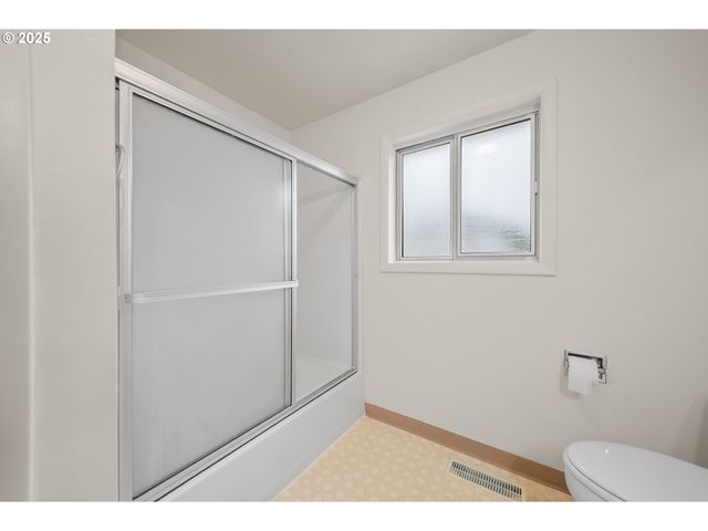 3018 W FILBERT Ave, Roseburg, OR 97471