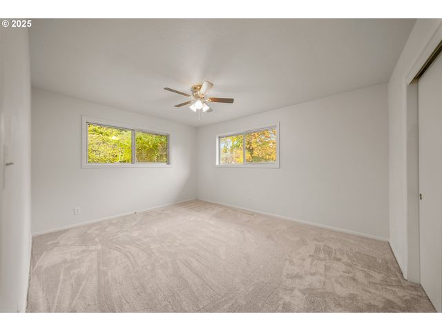 3018 W FILBERT Ave, Roseburg, OR 97471