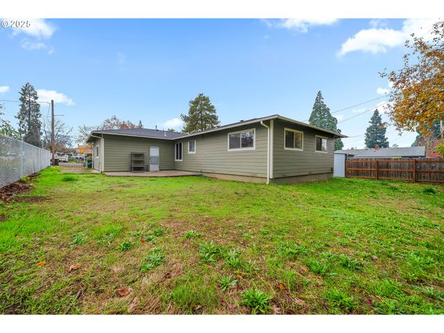 3018 W FILBERT Ave, Roseburg, OR 97471