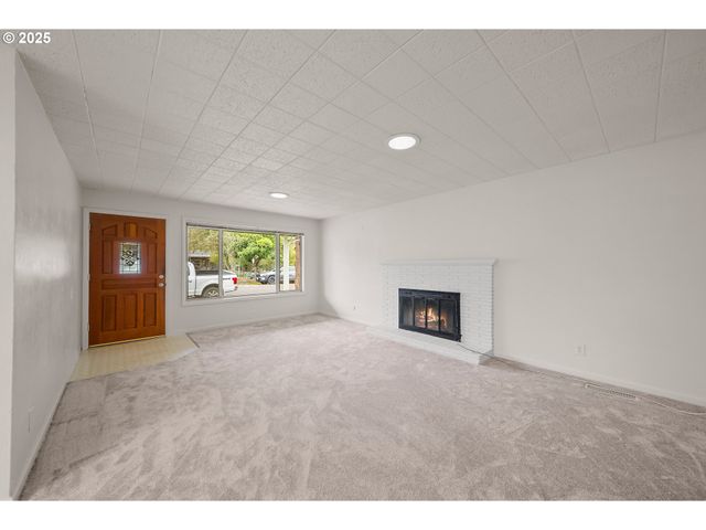 3018 W FILBERT Ave, Roseburg, OR 97471