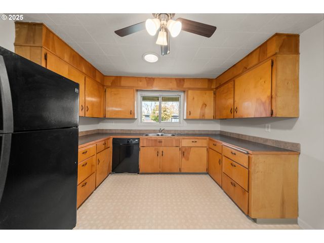 3018 W FILBERT Ave, Roseburg, OR 97471