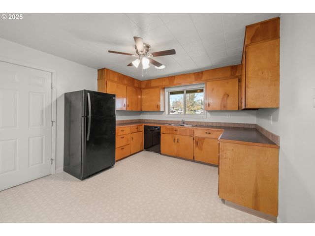 3018 W FILBERT Ave, Roseburg, OR 97471