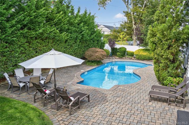 9 Saint Lawrence Place, Jericho, NY 11753
