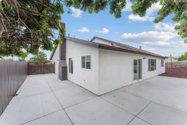 968 Highland Dr, Vista, CA 92083