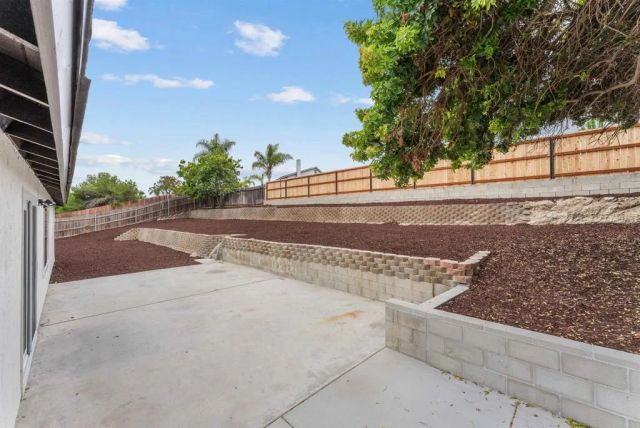 968 Highland Dr, Vista, CA 92083